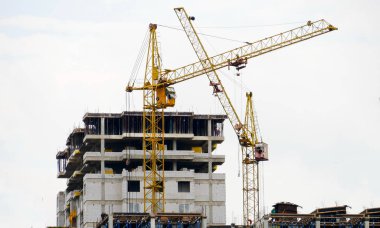 İki Vinçler building yakınındaki. Bina inşaat altında beton.