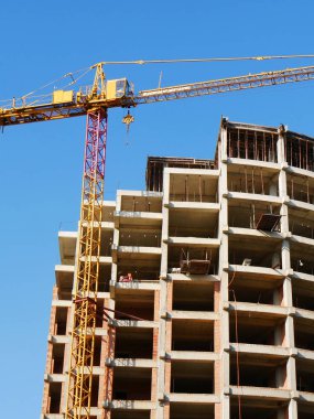 Endüstriyel vinç mavi gökyüzü karşı building yakınındaki. İnşaat si