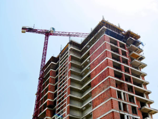 Construcción de un edificio de ladrillo rojo de varios pisos. Estafa de gran altura — Foto de Stock