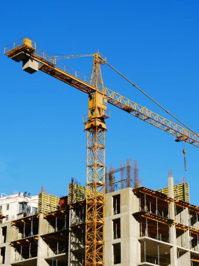 İnşaat site arka plan. Kaldırıcı inşaat vinç ve yeni çoklu deposu