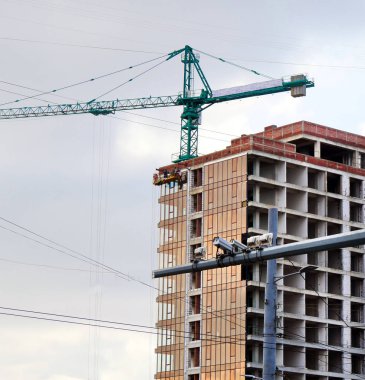 Bina yapım aşamasında. İnşaat alanında. Yapı vinç