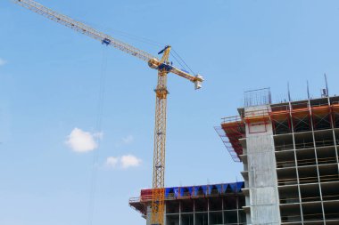 Endüstriyel vinç mavi gökyüzü karşı building yakınındaki. İnşaat si