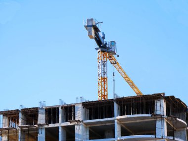 İnşaat site arka plan. Vinçler ve yeni multi-stor kaldırma