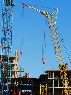 Endüstriyel vinç mavi gökyüzü karşı building yakınındaki. İnşaat si