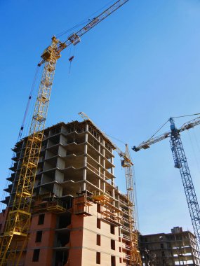 İki Vinçler building yakınındaki. Bina inşaat altında beton. 