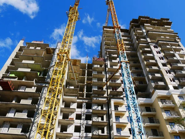 Byggandet av flera våningar betonghus. Kommersiell konstruk — Stockfoto