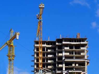 Şantiye arka planı. Binanın yakınında iki büyük vinçler 