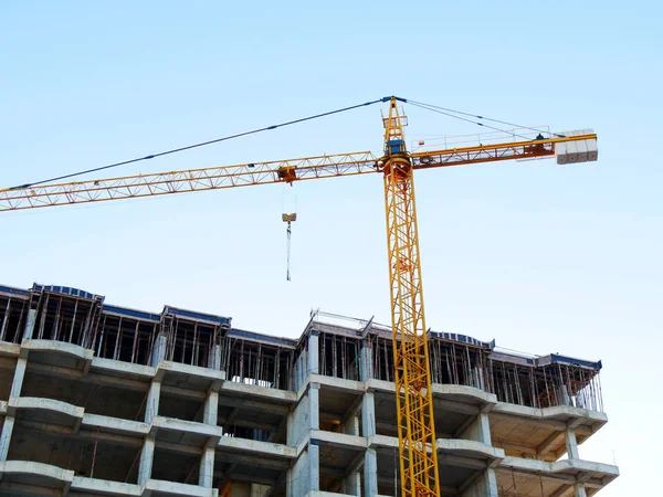 Şantiye. Vinçli şantiye. Beton bina u