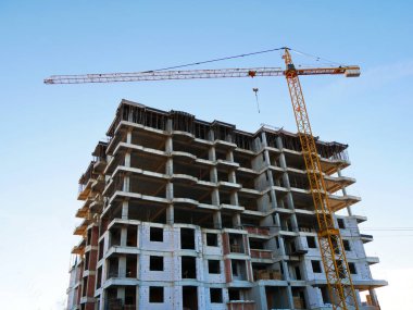 Şantiye. Vinçli şantiye. Beton bina u