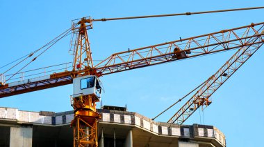 Vinç. Beton bina yakın kendinden montaj vinç. Inşaat 