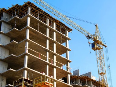 Kule vinci ve bina faaliyeti. İnşaat alanı arka planı.