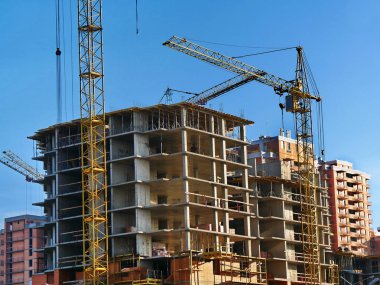 İnşaat alanı. Yüksek yüksekliğindeki çok katlı binalar