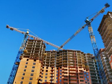 İnşaat alanı. Yüksek yüksekliğindeki çok katlı binalar