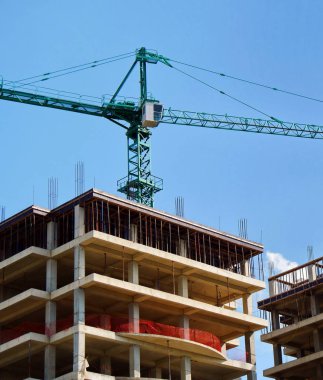 İnşaat alanı. Yüksek yüksekliğindeki çok katlı binalar