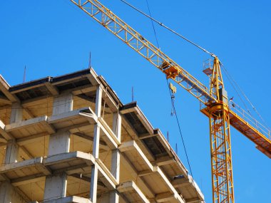 Binanın yakınında inşaat halindeki vinç. Koşul