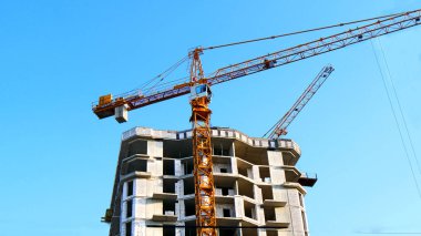 Binanın yakınındaki inşaat vinci? Constr