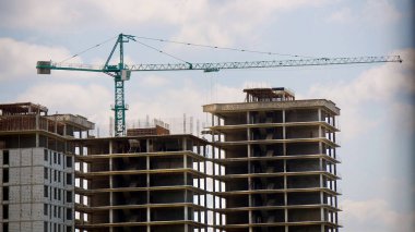 İnşaat site arka plan. Vinçler ve yeni multi-stor kaldırma