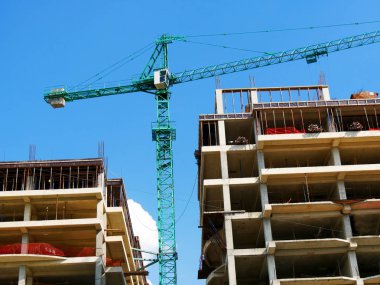 Şantiye. Vinçli şantiye. Beton bina u