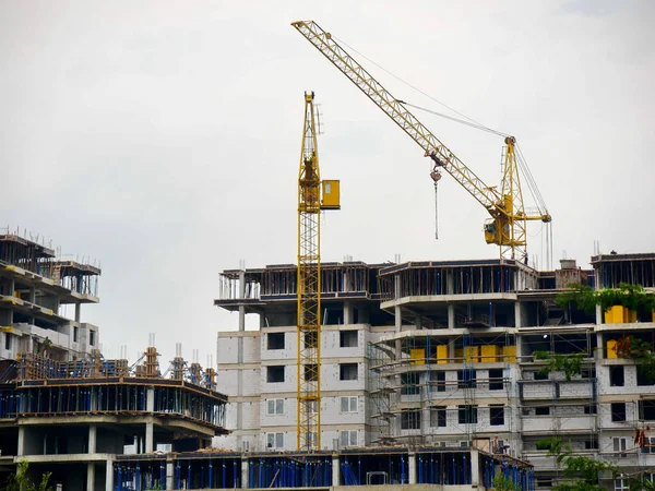 Baustelle. Hochhaus-Hochhäuser unter der Erde — Stockfoto