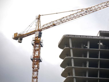 Vinçli ve binalı inşaat alanı. İnşaat alanı torbası