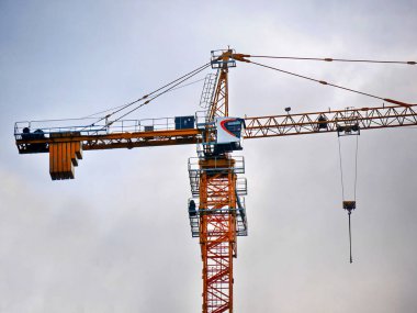 Vinç. Kendi kendine ereksiyon vinç inşaat site üzerinden. Bu vinç