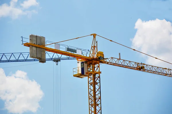 Grúa de construcción cerca del edificio en construcción. Autodidacta — Foto de Stock