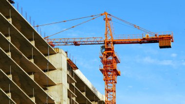 Şantiye. Vinçli şantiye. Beton bina u
