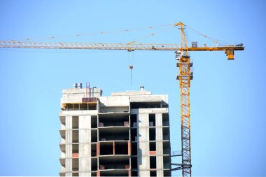İnşaat aşamasındaki binanın yakınında inşaat vinç. Constructio