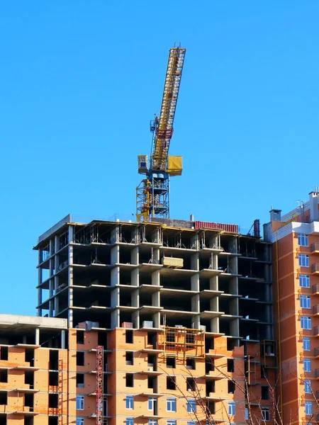 Vinçli ve binalı inşaat alanı. Turna ve kırmızı tuğla b