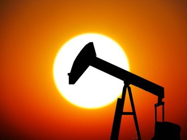 Günbatımı arka planında petrol platformu. Şafağın arka planında petrol platformu.