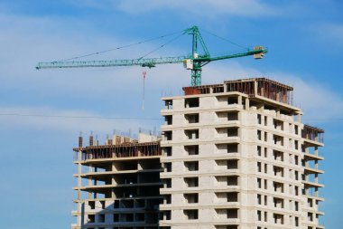 İnşaat alanı. Vinçli inşaat alanı. Beton bina yapım aşamasında