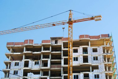 Vinç. Beton bina yakın kendinden montaj vinç. Şantiye.