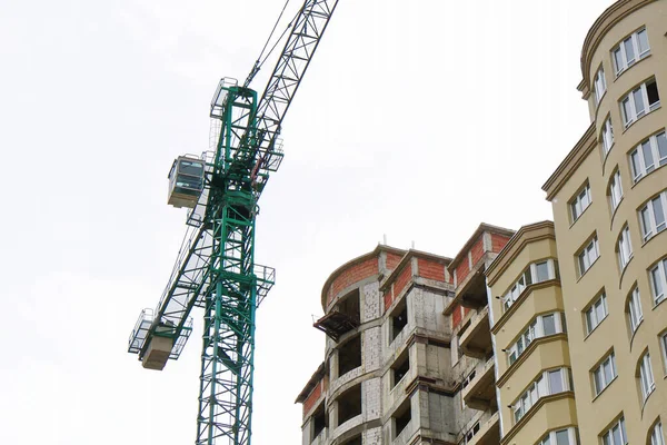 İnşaat devam ediyor. İnşaat alanı. Crane binanın yanında..