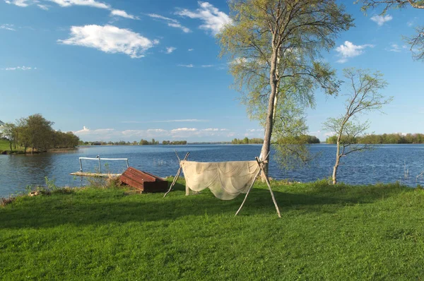 燕麦和渔网 湖岸上有木船和渔网 船被倒置到底部 — 图库照片