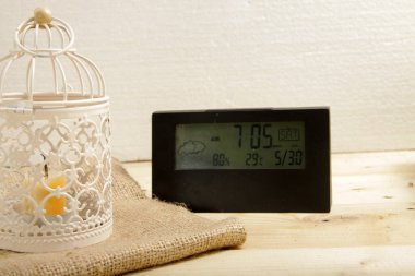 Çuval bezi ve ahşap masa üzerindeki mum fenerini yakın çekim