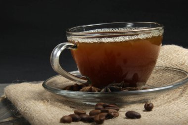 Eski usul bir arka planda bir fincan Arap kahvesi.