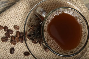 Eski usul bir arka planda bir fincan Arap kahvesi.