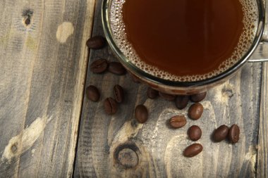 Eski usul bir arka planda bir fincan Arap kahvesi.