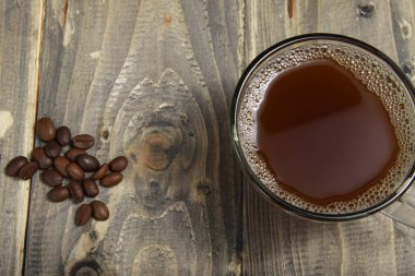 Eski usul bir arka planda bir fincan Arap kahvesi.