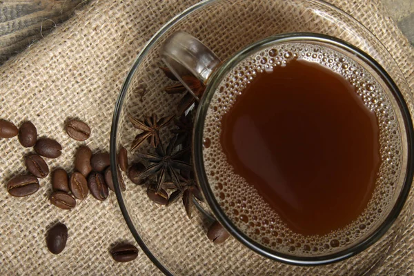 Eski usul bir arka planda bir fincan Arap kahvesi.