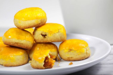 Bir yığın 'nastar', ananas reçelinden yapılmış kurabiyeler, beyaz arka planda çekim