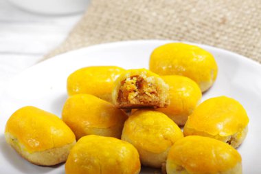 Bir yığın 'nastar', ananas reçelinden yapılmış kurabiyeler, beyaz arka planda çekim