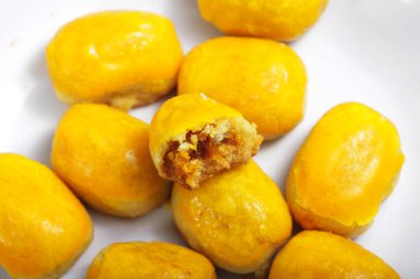 Bir yığın 'nastar', ananas reçelinden yapılmış kurabiyeler, beyaz arka planda çekim