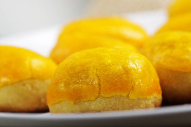 Bir yığın 'nastar', ananas reçelinden yapılmış kurabiyeler, beyaz arka planda çekim