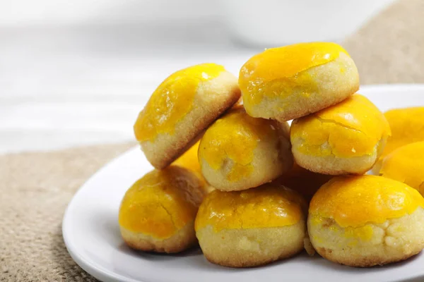 Stapel Nastar Kekse Aus Ananasmarmelade Auf Weißem Hintergrund — Stockfoto