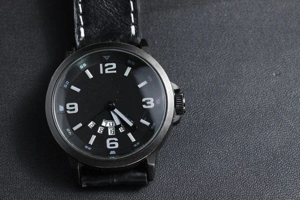 Reloj Negro Con Batería Sobre Fondo Cuero Negro — Foto de Stock