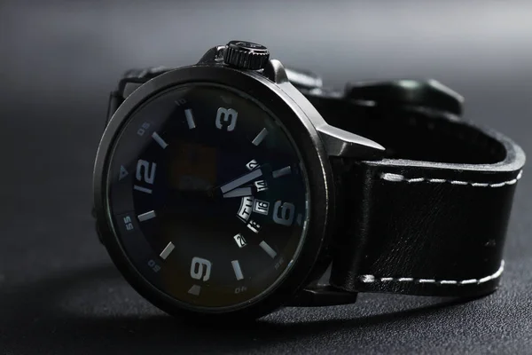 Reloj Negro Con Batería Sobre Fondo Cuero Negro — Foto de Stock