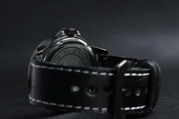 Une Montre Piles Noires Sur Fond Cuir Noir — Photo