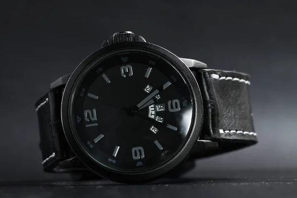 Reloj Negro Con Batería Sobre Fondo Cuero Negro —  Fotos de Stock