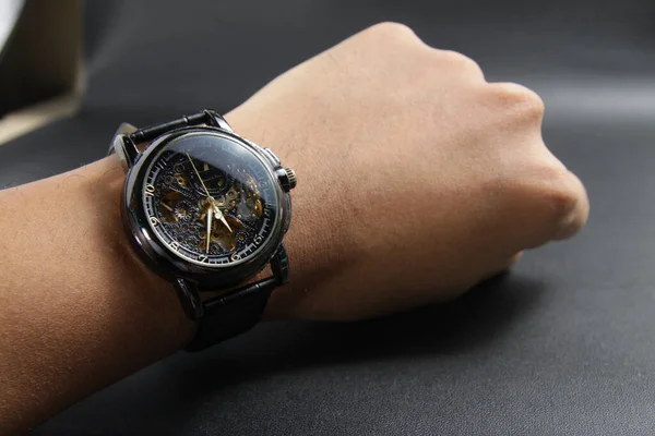 Czarny Automatyczny Zegarek Samonakręcający Się Przezroczystą Sekeletonową Tarczą Czarnym Tle — Zdjęcie stockowe